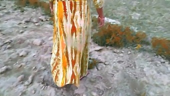 Indian Housewife And Husband Caught On Camera Outdoors