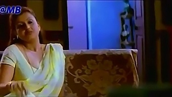 La Tante Chaude Et Plantureuse De Priyanambiar36 En Action