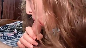Pieni Tyttö, Jolla On Pienet Rinnat Himoitsee Seksiä