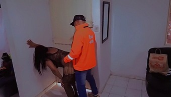 يتعرض المعرض المطيع للجنس من قبل رجل التسليم ويمص قضيبه