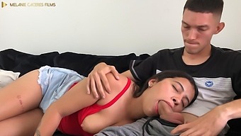 Il Grande Culo E La Bocca Della Sorellastra In Azione - La Fantasia Della Teenager Americana