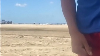 Deja Que La Polla Del Joven Agarre Mi Playa Y, Por Supuesto, Le Agarré La Polla También.